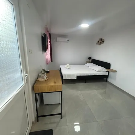 Tiny Hub Lodge